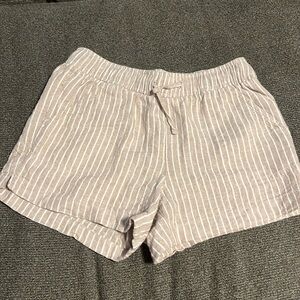 Tan and white patterned shorts in size M(8)